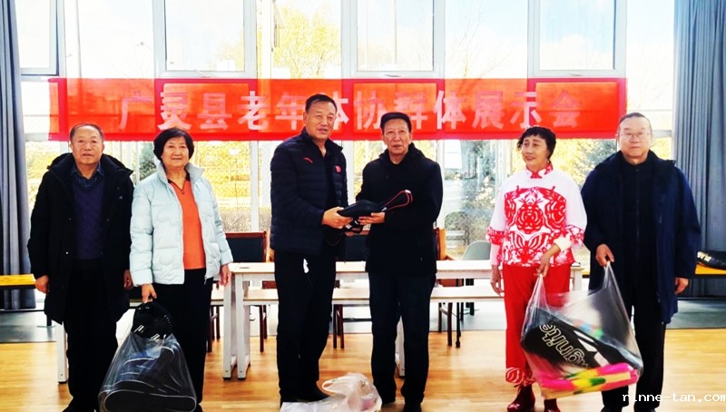 1700708123124521.jpg 002向基层赠送健身器材d98e72770c973796b7ce030f849996b.jpg