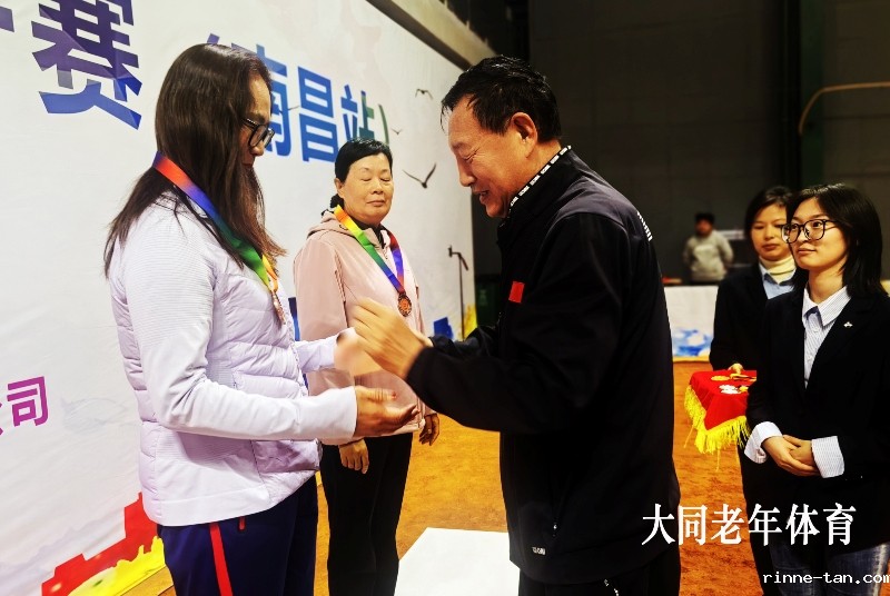 001柴守吉主席为获奖者颁奖.jpg