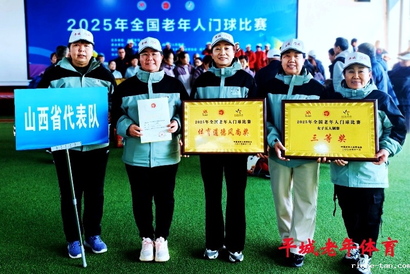 1764060319112829.jpg 003领奖合影.jpg